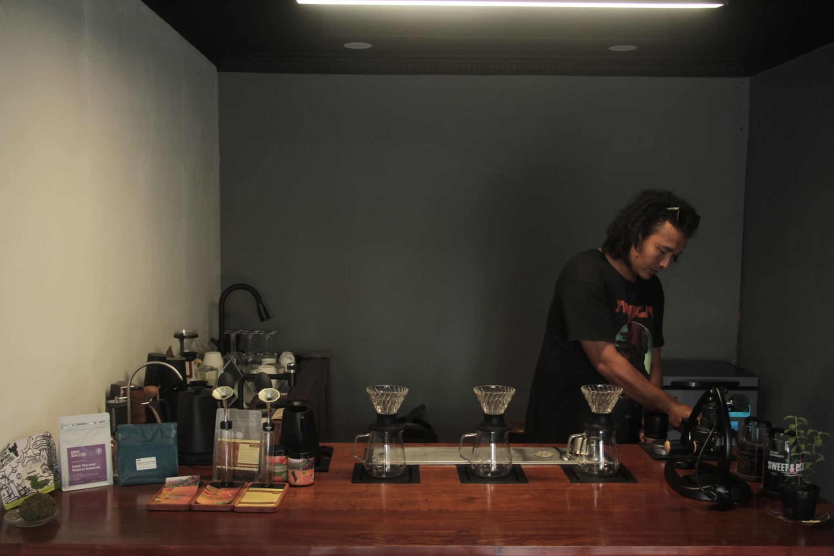 Kuri Coffee Slow Bar 195 - Barista at Work